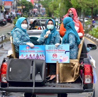 Pekan Kedua, Lies F Nurdin Kembali Turun ke Jalan Bagi Masker dan Edukasi Warga