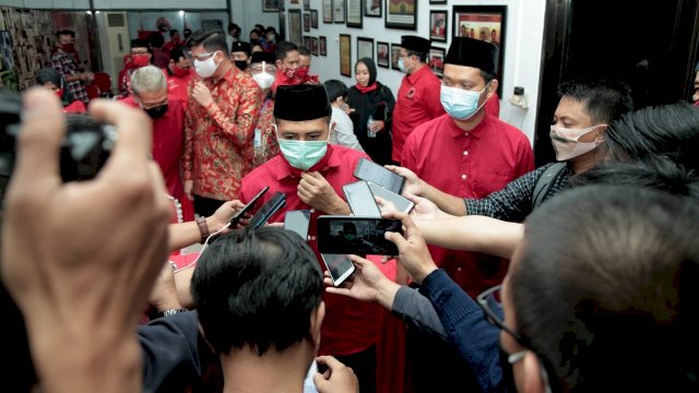 Bakal Calon Wali Kota dan Wakil Wali Kota Makassar, Syamsu Rizal Deng Ical dam Fadli Ananda (Dilan), saat diwawancarai awak media usai menerima surat Usungan di Sekretsriat PDIP Sulsel.