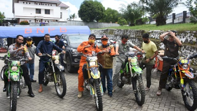 Bupati Soppeng Andi Kaswadi Razak (baju orange), bersama rombongan saat berada di Posko Induk Korban Bencana Banjir Bandang Masamba, Luwu Utara, Sabtu (18/07/2020).