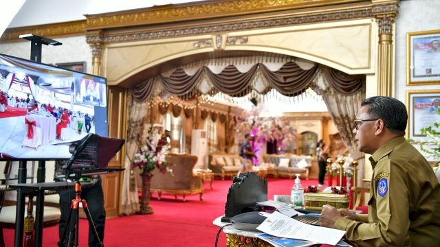 Gubernur Sulsel Prof. Nurdin Abdullah, melakukan video conferens HUT Kabupaten Toraja Utara ke-12, Selasa (21/07/2020).