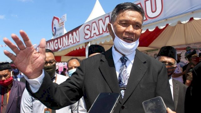 Mantan Bupati Buton Dua Periode La Ode Muhammad Syafei Kahar, di wawancarai awak media usai menghadiri HUT Buteng Ke-6, Kamis (23/07/2020).