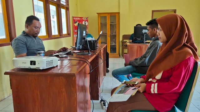 Nurdiana (Baju Merah), Pelajar Lulusan SMKN 2 Soppeng, saat mendaftar di Kampus B USN di Kecamatan Mawasangka, Buton Tengah, Jumat (24/07/2020).