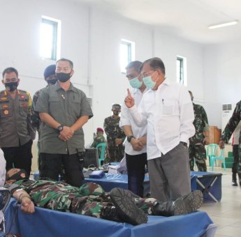 JK dan Deng Ical Pantau Aksi Sosial Donor Darah Alumni Akabri 95 di Kodim Makassar