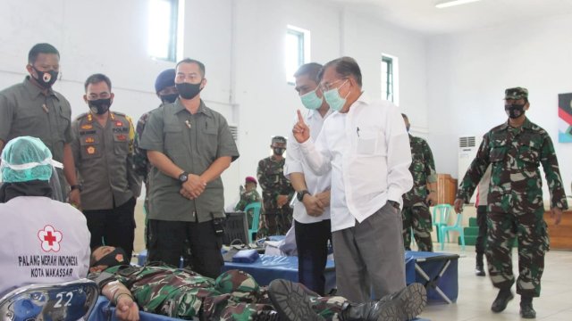 JK dan Deng Ical Pantau Aksi Sosial Donor Darah Alumni Akabri 95 di Kodim Makassar