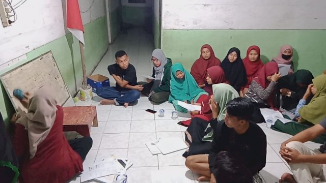 Bimbingan Belajar (Bimbel) yang digelar Hippmmas Raya Kendari, di Asrama Mahasiswa Mawasangka, Jl. Perintis, Kampus Baru UHO, Kendari, Jumat (24/07/2020).