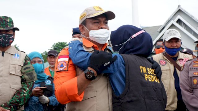 Tak Kuasa Tahan Air Mata, Tangis Bupati Lutra Pecah Saat Terima Rombongan Bupati Bone