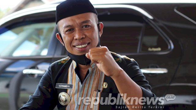 Camat Mawasangka Timur, Hermansyah.