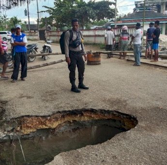 Gorong-gorong Jebol Akibat Dilintasi Fuso, Jalan Poros Labungkari-Mawasangka Lumpuh