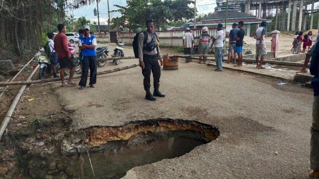 Gorong-gorong Jebol Akibat Dilintasi Fuso, Jalan Poros Labungkari-Mawasangka Lumpuh