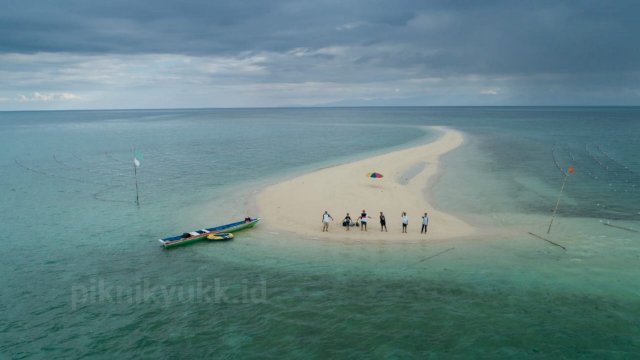 Pasir Timbul Tengah Laut "Pasi Labunta", Kecamatan Mawasangka, Kabupaten Buton Tengah, Sulawesi Tenggara. (dok.piknikyukk.id)