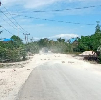 Terkena Sakit Akibat Jalan Berdebu, Warga Desa Morikana Buteng Lakukan Buka Tutup Jalan