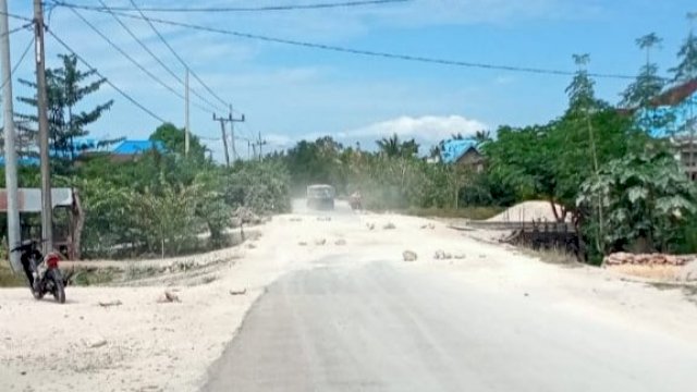 Terkena Sakit Akibat Jalan Berdebu, Warga Desa Morikana Buteng Lakukan Buka Tutup Jalan