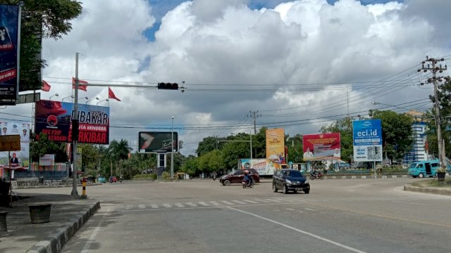 Papan reklame di salah satu ruas jalan Kota Kendari.