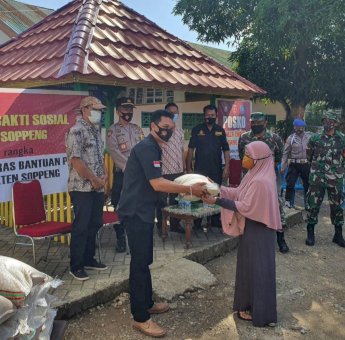Polres Soppeng Salurkan Bantuan Beras untuk Masyarakat Kurang Mampu