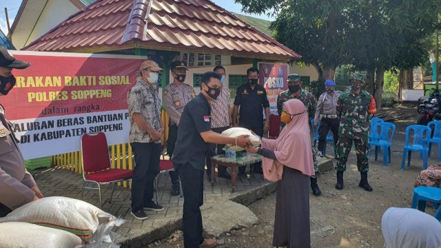 Polres Soppeng Salurkan Bantuan Beras untuk Masyarakat Kurang Mampu