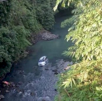Mobil Pengantar Pengantin Asal Jeneponto Terjun ke Sungai di Sinjai, 6 Penumpang Tewas