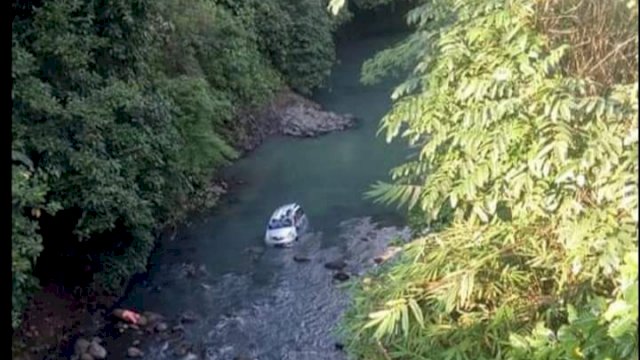 Mobil Pengantar Pengantin Asal Jeneponto Terjun ke Sungai di Sinjai, 6 Penumpang Tewas
