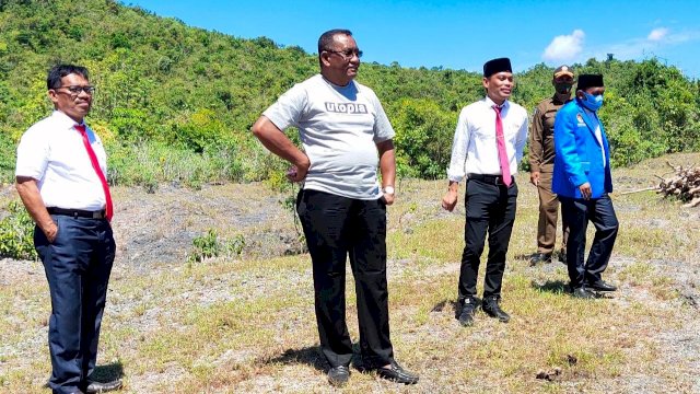 Bupati Buteng Samahuddin (La Ramo), bersama Ketua DPRD Bobi Ertanto, Dirut PDAM Muhiddin dan Ketua KNPI Firman Kasim, meninjau lokasi pembangunan Kantor OPD, Senin (17/08/2020).