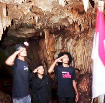 Sambut HUT RI Ke-75, Inkita Kibarkan Bendera Merah Putih di Goa Watolo Buton Tengah