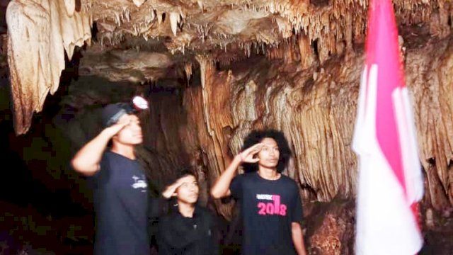 Sambut HUT RI Ke-75, Inkita Kibarkan Bendera Merah Putih di Goa Watolo Buton Tengah