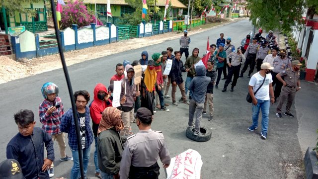 Aksi Demontrasi di Depan Kantor Bupati Buton Tengah, Selasa (18/08/2020).