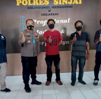 Cegah Penyebaran Covid-19, Kapolres Sinjai Bagikan Masker Kepada Wartawan