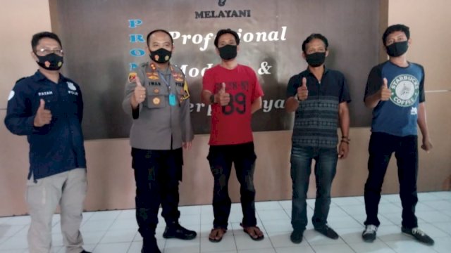 Cegah Penyebaran Covid-19, Kapolres Sinjai Bagikan Masker Kepada Wartawan