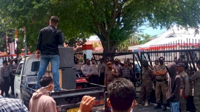 Aksi Unjuk Rasa Masyarakat Lintas Gerakan (Malige) di depan Kantor Bupati Buton Tengah, Selasa (25/08/2020).