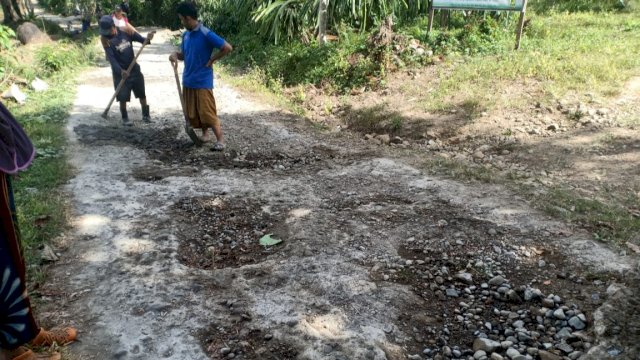 Warga Dusun Banoa, Desa Sukamaju, Kecamatan Tellulimpoe, Kabupaten Sinjai, bergotongroyong memperbaiki Jalan, Rabu (26/08/2020).
