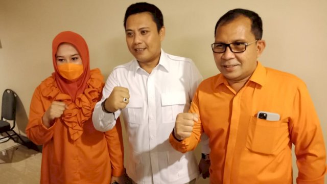 Ketua DPD Gerindra Sulsel Andi Iwan Darmawan Aras (Tengah), bersama Bakal Calon Wali Kota dan Wakil Wali Kota Makassar, Danny Pomanto dan Fatmawati Rusdi, Sabtu (29/08/2020).