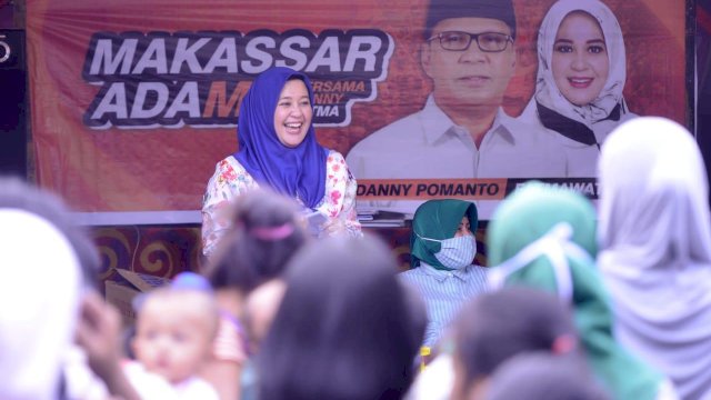 Bakal calon wakil wali kota Makassar, Fatmawati Rusdi saat menyapa warga kota Makassar.