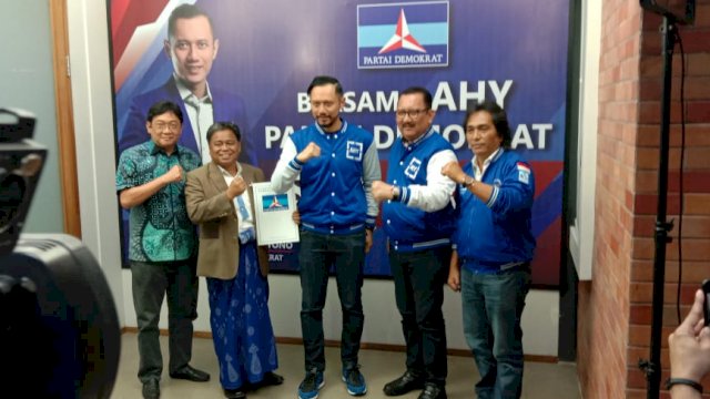 Ketua Umum Demokrat, Agus Harimurti Yudhyono (AHY) menyerahkan langsung rekomendasi kepada Ombas-Dedy untuk pilkada Toraja Utara.