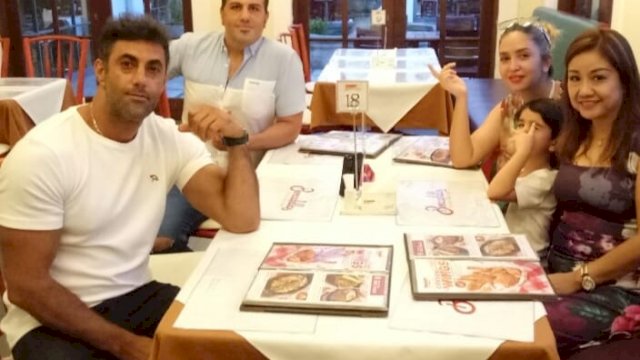 Suasana kebersamaan saat Vivi bersama Siavash dan Baback Kazeri.