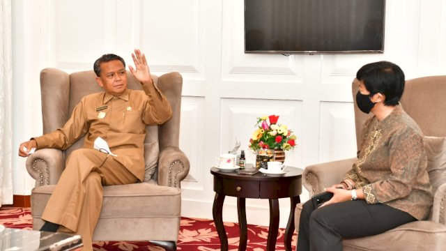 Direktur Utama PT Industri Kapal Indonesia (PT.IKI Persero), Diana Rosa saat menemui Gubernur Provinsi Sulawesi Selatan Nurdin Abdullah.