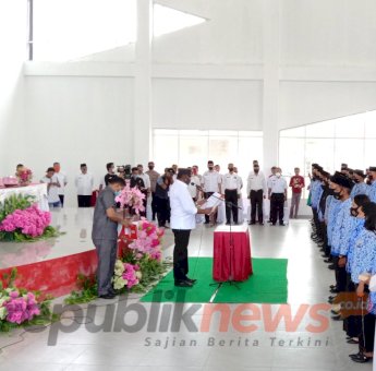 Serahkan SK 100 Persen 491 PNS Baru Lingkup Pemkab Buteng, Ini Pesan Bupati La Ramo