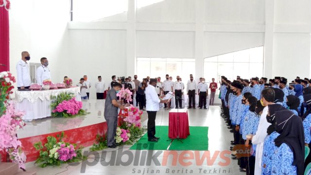 Bupati Buton Tengah (Buteng) Samahuddin (La Ramo) mengambil sumpah 491 PNS Baru, Rabu (12/08/2020).