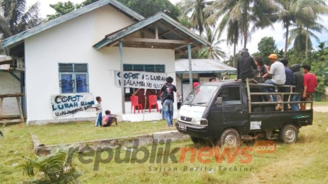 Tidak Transparan Kelola Anggaran, Warga Segel Kantor Lurah Walambenowite Muna untuk Kedua Kalinya
