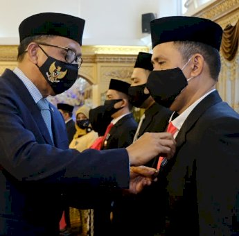 Wakili Presiden RI, Gubernur Serahkan Tanda Kehormatan Sayta Lencana ke PNS Lingkup Pemprov Sulsel