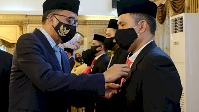 Wakili Presiden RI, Gubernur Serahkan Tanda Kehormatan Sayta Lencana ke PNS Lingkup Pemprov Sulsel