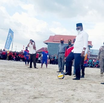 Buka Turnamen Sepak Bola Wanita di Mawasangka, La Ramo Harap Berikutnya Diikuti Peserta Se-Buteng