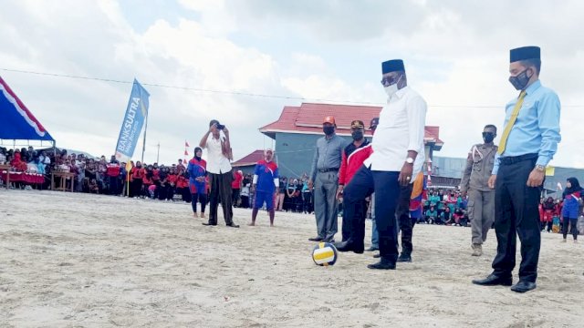 Buka Turnamen Sepak Bola Wanita di Mawasangka, La Ramo Harap Berikutnya Diikuti Peserta Se-Buteng