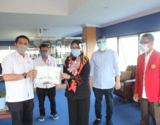 Serahkan Alat Swab ke Unhas, Deng Ical: Covid Cepatlah Berlalu