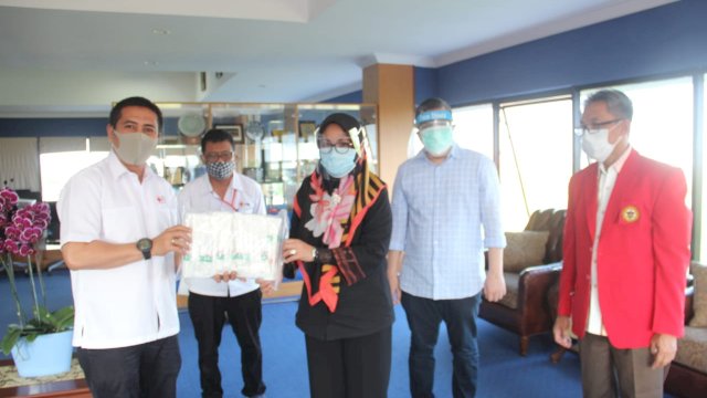 Serahkan Alat Swab ke Unhas, Deng Ical: Covid Cepatlah Berlalu