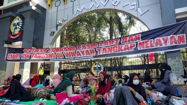 Aksi warga Pulau Kodingareng menuntut penghentian Aktivitas Tambang Pasir Laut, di Depan Kantor Gubernur Sulsel, Jumat (14/08/2020).