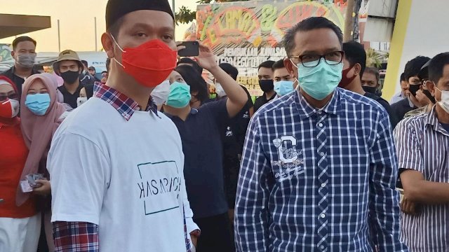 Gubernur Sulsel Nurdin Abdullah (NA) mengenakan kemeja kotak kotak khas calon wali kota dan wakil wali kota Makassar, Deng Ical-Fadli Ananda.