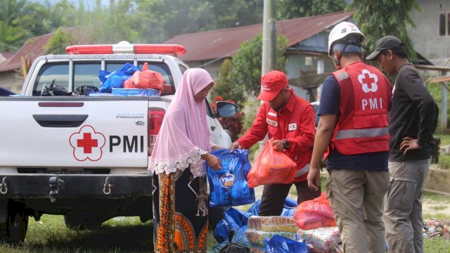 PMI Makassar Distribusi Bantuan di Wilayah yang Sulit Terjangkau di Masamba