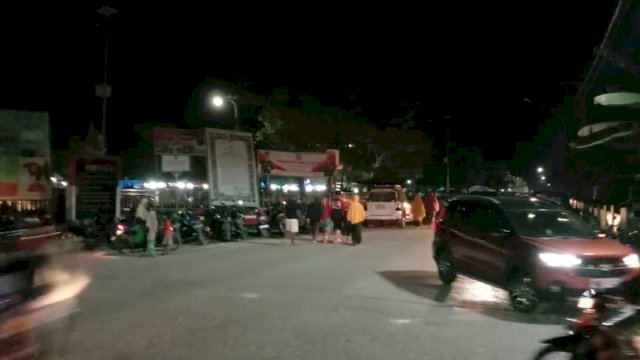 Ruas jalan di Taman Matana Soromba Mawasangka Buton Tengah, dipadati kendaraan pengunjung, Sabtu (15/08/2020) malam.