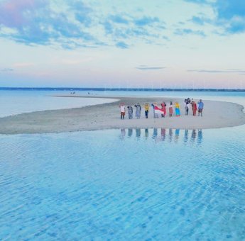 HUT RI ke-75, Piknikyukk.id Gelar Promosi Wisata di Pasir Timbul “Pasi Labunta” Buton Tengah