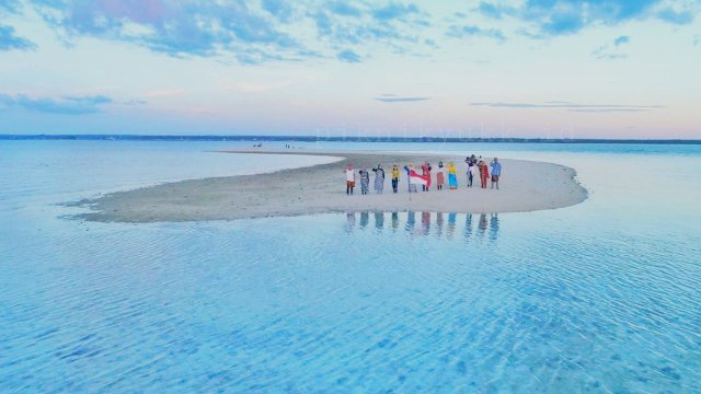 Penghormatan Bendera Merah Putih di Pasir Timbul Tengah Laut "Pasi Labunta" Kecamatan Mawasangka, Kabupaten Buton Tengah, Sultra, Minggu (16/08/2020). (Piknikyukk.id)