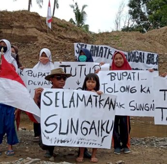 Masyarakat Bila Kabupaten Sidrap Peringati HUT RI ke-75 di Kubangan Tambang